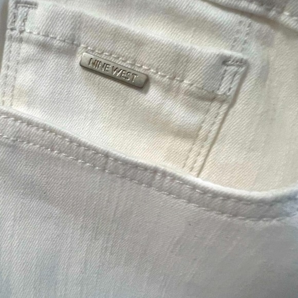 Nine West Women’s White stretch twill Chrystie Capri with slit side hem. Size 14 - Picture 15 of 16